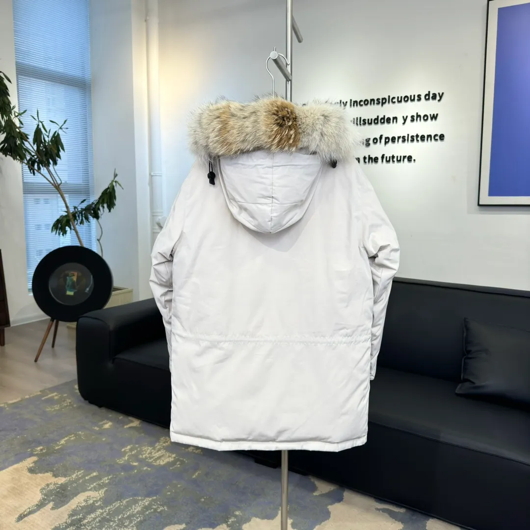 P800 Canada Goose "Canada Goose"🇨🇦 Beichen White / 08 Expedition Parka 4660M Product color: black, off-white, red, sand pink, sky blue, graphite gray, Beichen white, navy blue, sky blue, gray camouflage gray black label Product size: XS, S, M, L, XL, XXL The Expedition was originally a parka designed for scientists at the McMurdo Research Station in Antarctica. Whether your next journey takes you into the frozen urban jungle or across uncharted ice fields, wear Canada Goose's Expedition Parka and get proven results year after year in Antarctica by the National Science Foundation's Center for Polar Research.  Material list: 1⃣ Uses Y-shaped Velcro imported from Taiwan (exclusive in the market) 2⃣ Uses 18-count polyester-cotton blended fabric imported from South Korea (authentic synchronized fabric) 3⃣ National standard 80% white duck down, (zp uses 80% white duck down/90% of all boasts are fake) 4⃣ Western Canadian coyote hair (non-market dyed fox hair filled with wolf hair) Material analysis characteristics: 1⃣ The original/polyester-cotton fabric has a high polyester fiber content, and the polyester-cotton fabric has high heat and light resistance and good stability. It has bright colors, high fiber strength, durability, light resistance, heat resistance, and straightness. 2⃣ As we all know, the original version uses 80% white duck down. The fill power refers to the cubic inches of volume occupied by each ounce (30 grams) of down under certain conditions. If one ounce of down occupies 500 cubic inches, the fill power of the down is 500. So we can simply understand it as: fill power is the volume of down, and the volume of down is fill power. The higher the fill power of down, it means that under the same filling amount, down can fix a larger volume of air layer to keep warm and insulate, so the warmth retention of down is better. 3⃣ Western Canadian coyote hair, "large range of selected neck hair" is soft and fluffy, each wolf hair is 60-63 long / 14-16 wide at the peak, this width + preferred parts. It is basically unmatched by the same industry
